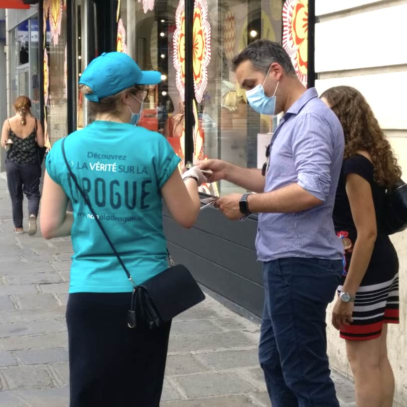 Distribution de livrets de prévention sur les drogues à Saint-Lazare