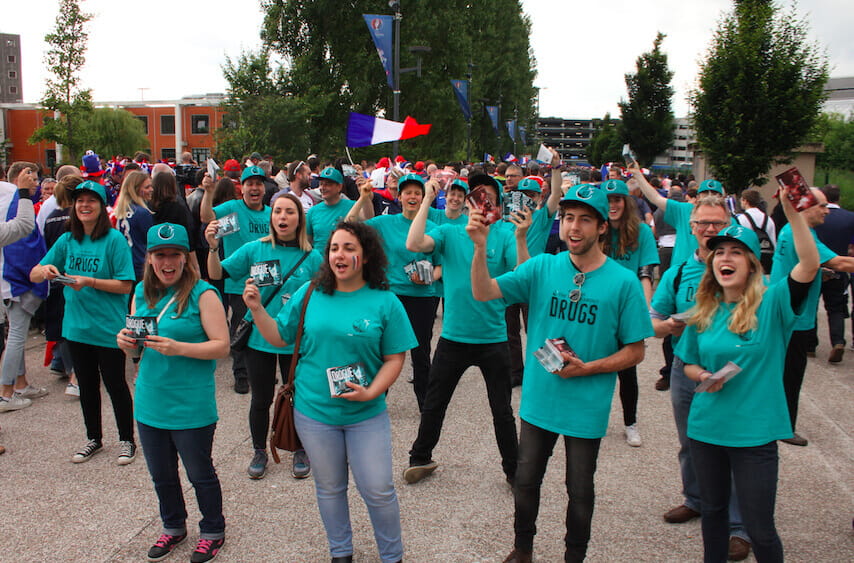 Toute une équipe de bénévoles faisant de la prévention sur la drogue lors de l'UEFA 2016 !