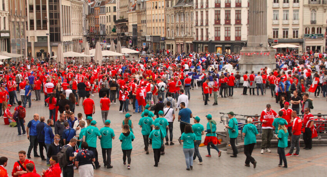 Bénévoles avec t-shirts bleus pour la prévention drogue